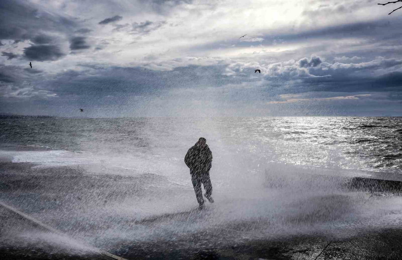 İSTANBUL’DA LODOS ETKİLİ OLDU, DEV DALGALAR SAHİLİ KAPLADI