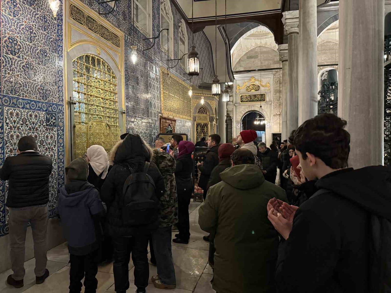 İSTANBUL’DA MİRAÇ KANDİLİ DOLAYISIYLA VATANDAŞLAR EYÜP SULTAN CAMİİ’NE AKIN ETTİ.