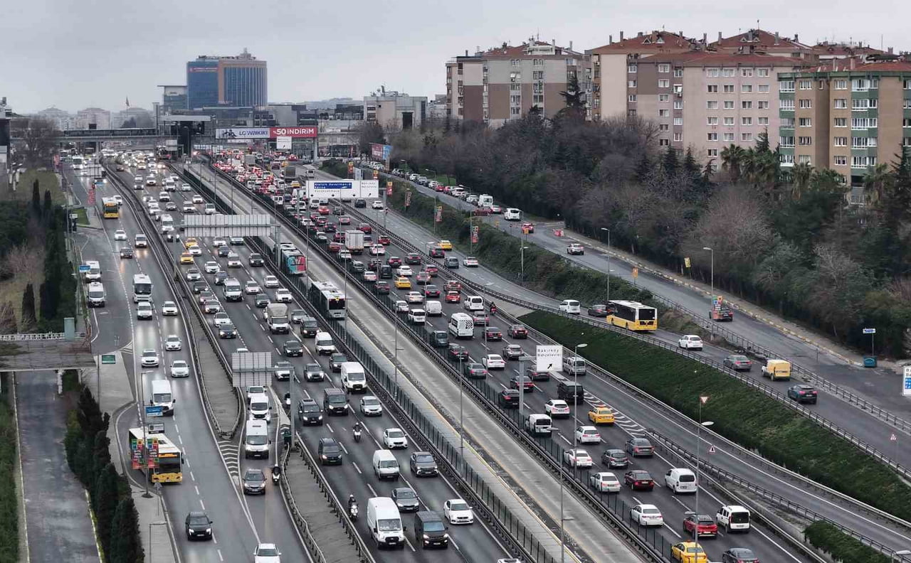 İSTANBUL’DA OKULLARDA ARA TATİLİN BAŞLAMASIYLA AKŞAM SAATLERİNDE TRAFİK YOĞUNLUĞU YÜZDE 85’E...