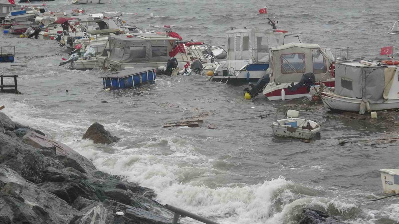 İSTANBUL’DA SABAH SAATLERİNDEN İTİBAREN ETKİSİNİ ARTIRAN KUVVETLİ LODOS VE FIRTINA NEDENİYLE...