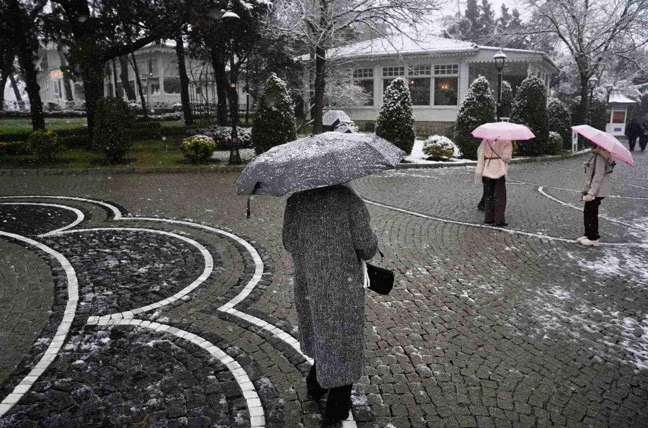 İSTANBUL’DA SABAH SAATLERİNDEN İTİBAREN ETKİSİNİ SÜRDÜREN YOĞUN KAR YAĞIŞIYLA BİRLİKTE PEK ÇOK...