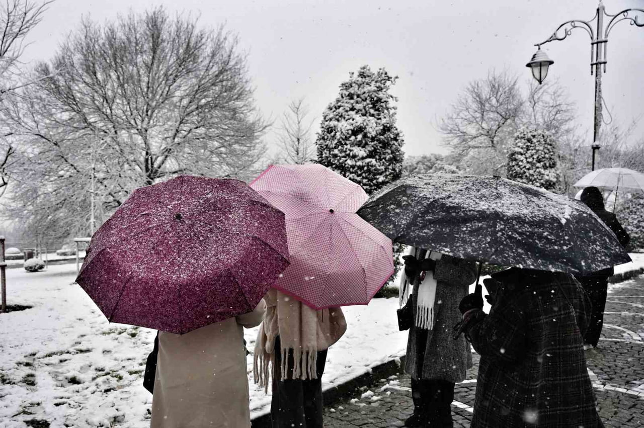 İSTANBUL’DA SABAH SAATLERİNDEN İTİBAREN ETKİSİNİ SÜRDÜREN YOĞUN KAR YAĞIŞIYLA BİRLİKTE PEK ÇOK...
