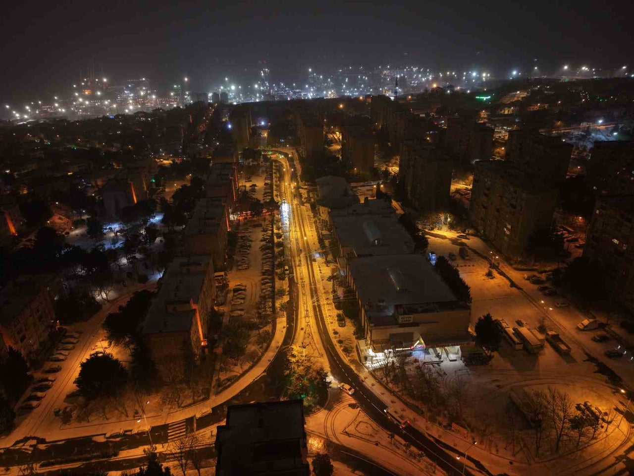 İSTANBUL’DA SABAH SAATLERİNE KADAR ETKİLİ OLAN KAR YAĞIŞI BEYLİKDÜZÜ İLÇESİNDE DRON İLE HAVADAN...