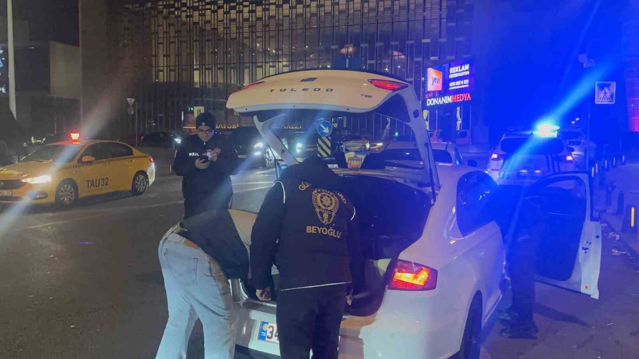 İSTANBUL EMNİYET MÜDÜRLÜĞÜ EKİPLERİNCE TAKSİM MEYDAN’INDA HELİKOPTER DESTEKLİ ASAYİŞ DENETİMİ...