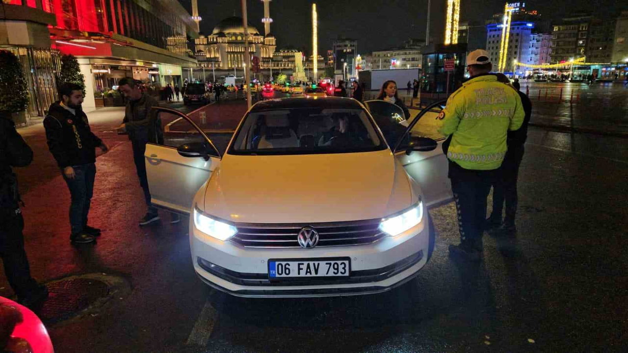 İSTANBUL EMNİYET MÜDÜRLÜĞÜ EKİPLERİNCE TAKSİM MEYDANI'NDA HELİKOPTER DESTEKLİ ASAYİŞ DENETİMİ...