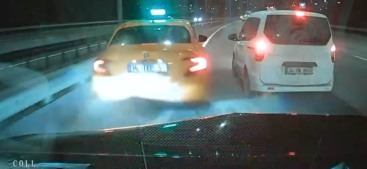 İSTANBUL HASDAL-KEMERBURGAZ OTOYOLU'NDA BİR HAFİF TİCARİ ARAÇ SÜRÜCÜSÜNÜN TAKSİ SÜRÜCÜSÜYLE...