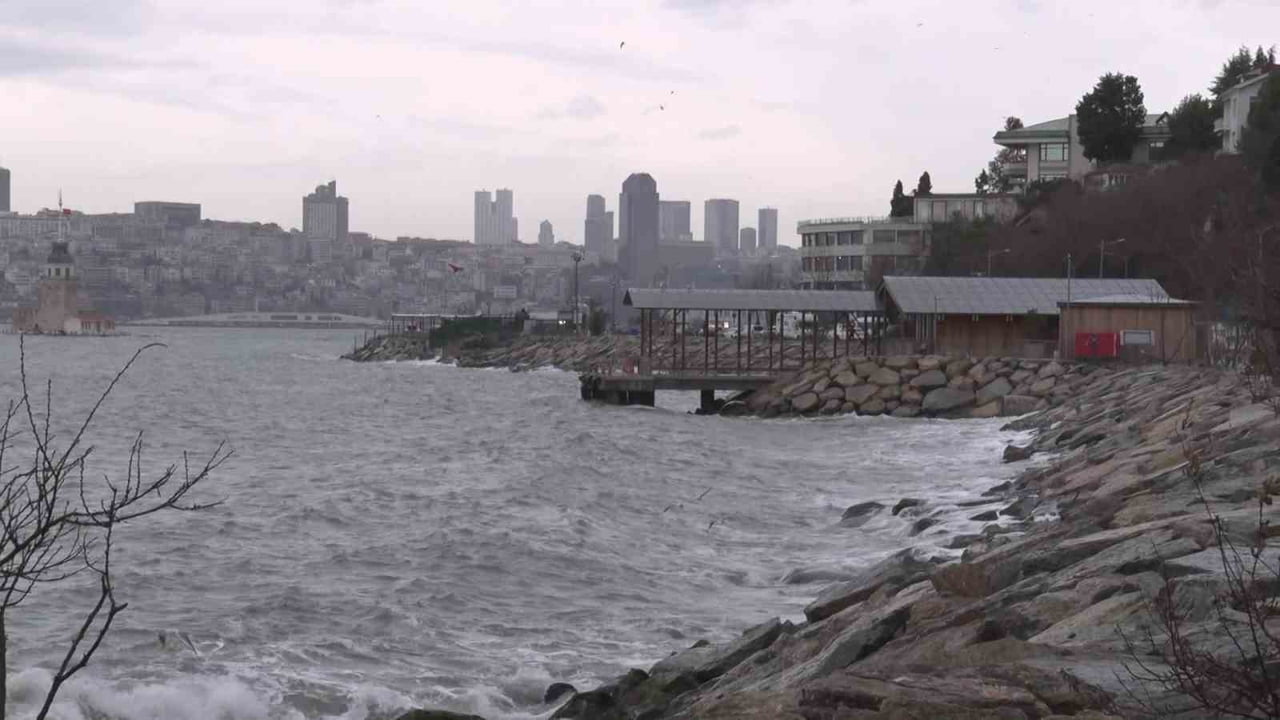 İSTANBUL (İHA) - İSTANBUL GENELİNDE ETKİLİ OLAN KAR YAĞIŞI VE SOĞUK HAVA YERİNİ LODOSA BIRAKTI....