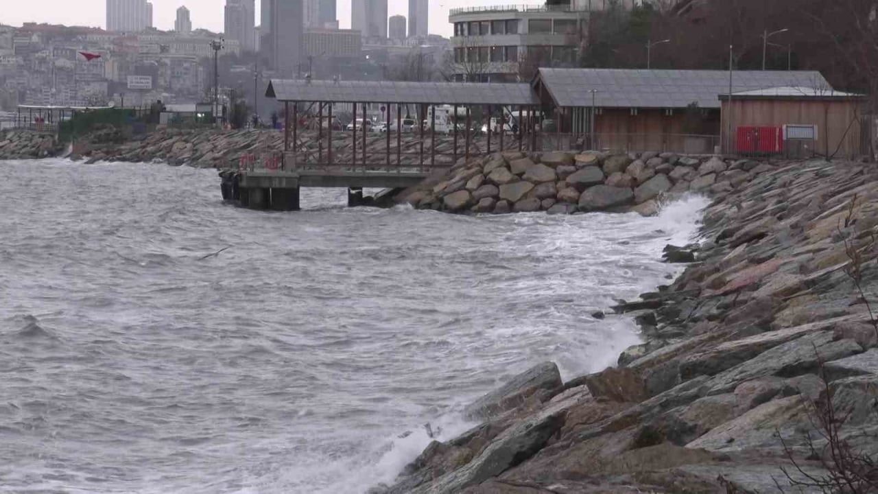 İSTANBUL (İHA) - İSTANBUL GENELİNDE ETKİLİ OLAN KAR YAĞIŞI VE SOĞUK HAVA YERİNİ LODOSA BIRAKTI....