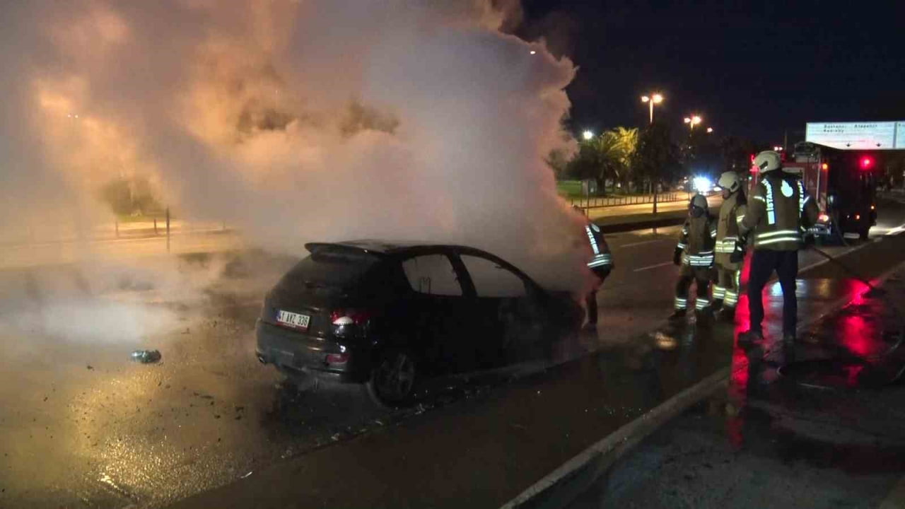 İSTANBUL (İHA) - MALTEPE'DE SEYİR HALİNDE ALEVLERE TESLİM OLAN OTOMOBİL KULLANILAMAZ HALE...