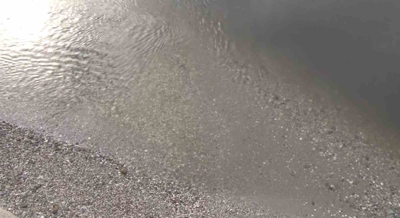 İSTANBUL KÜÇÜKÇEKMECE'DE SULARIN ÇEKİLMESİYLE BİRLİKTE MENEKŞE DERESİ'NDEN GEÇMEYE ÇALIŞAN...