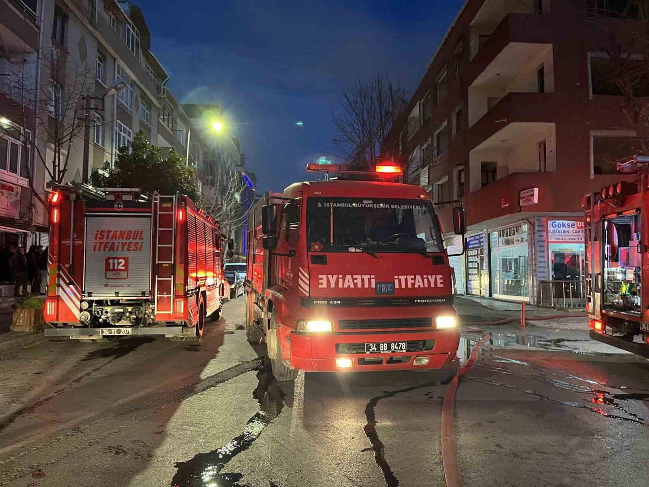 İSTANBUL KÜÇÜKÇEKMECE’DE KENTSEL DÖNÜŞÜM AŞAMASINDA BOŞALTILAN 3 KATLI BİNANIN ÇATISINDA ÇIKAN...
