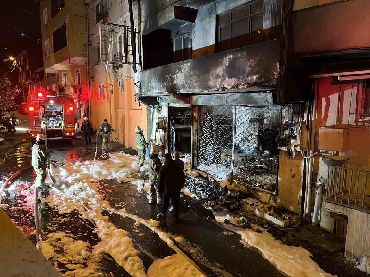 İSTANBUL SARIYER’DE 3 KATLI BİNANIN GİRİŞİNDEKİ MOTOSİKLET TAMİRHANESİ ALEV ALEV YANDI. YANGINA...