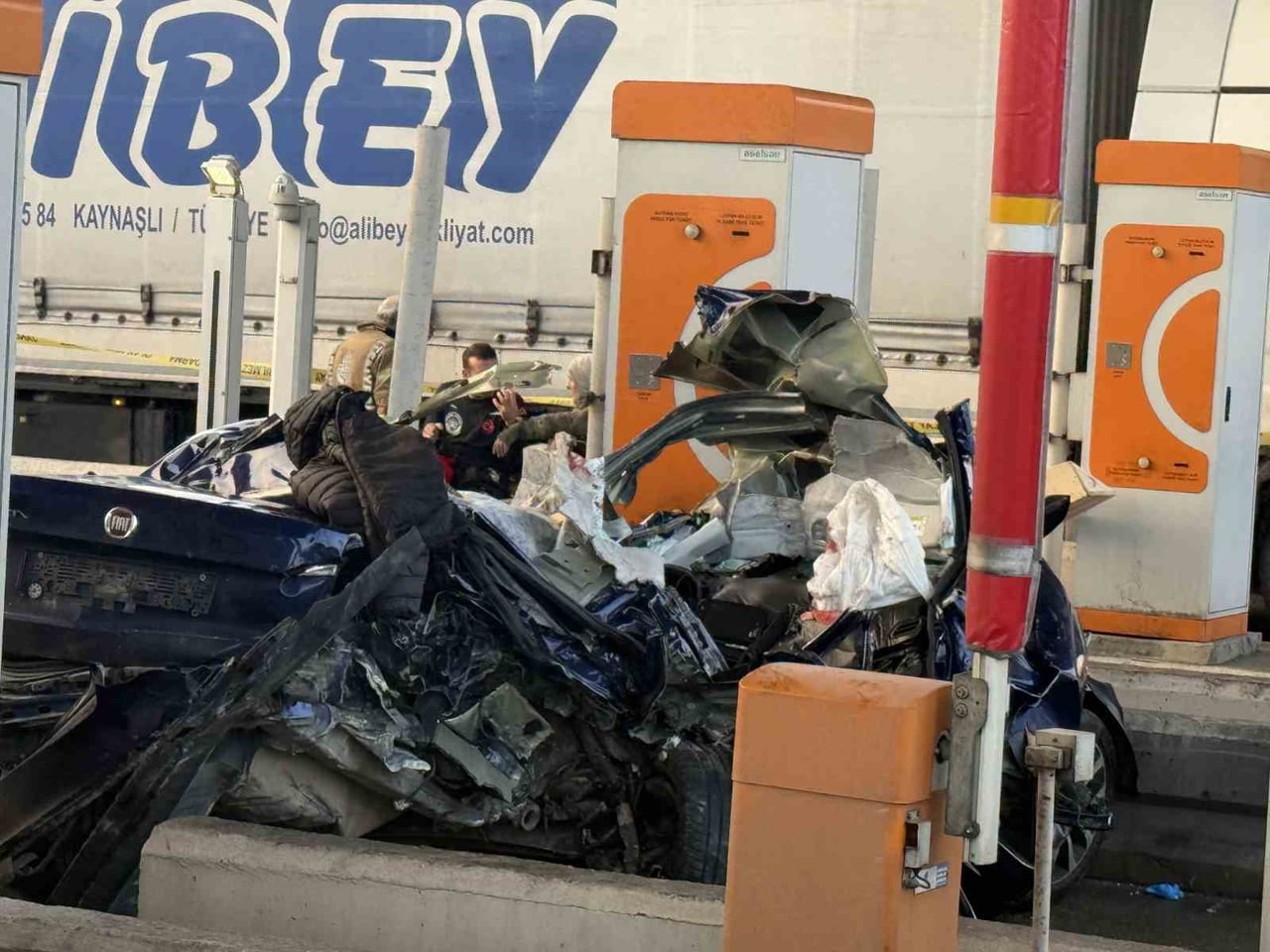 İSTANBUL SİLİVRİ KUZEY MARMARA OTOYOLU’NDA KINALI GİŞELERİ MEVKİİNDE OTOMOBİL İLE YOLCU OTOBÜSÜNÜN...