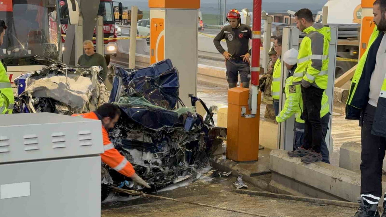 İSTANBUL SİLİVRİ KUZEY MARMARA OTOYOLU’NDA KINALI GİŞELERİ MEVKİİNDE OTOMOBİL İLE YOLCU OTOBÜSÜNÜN...