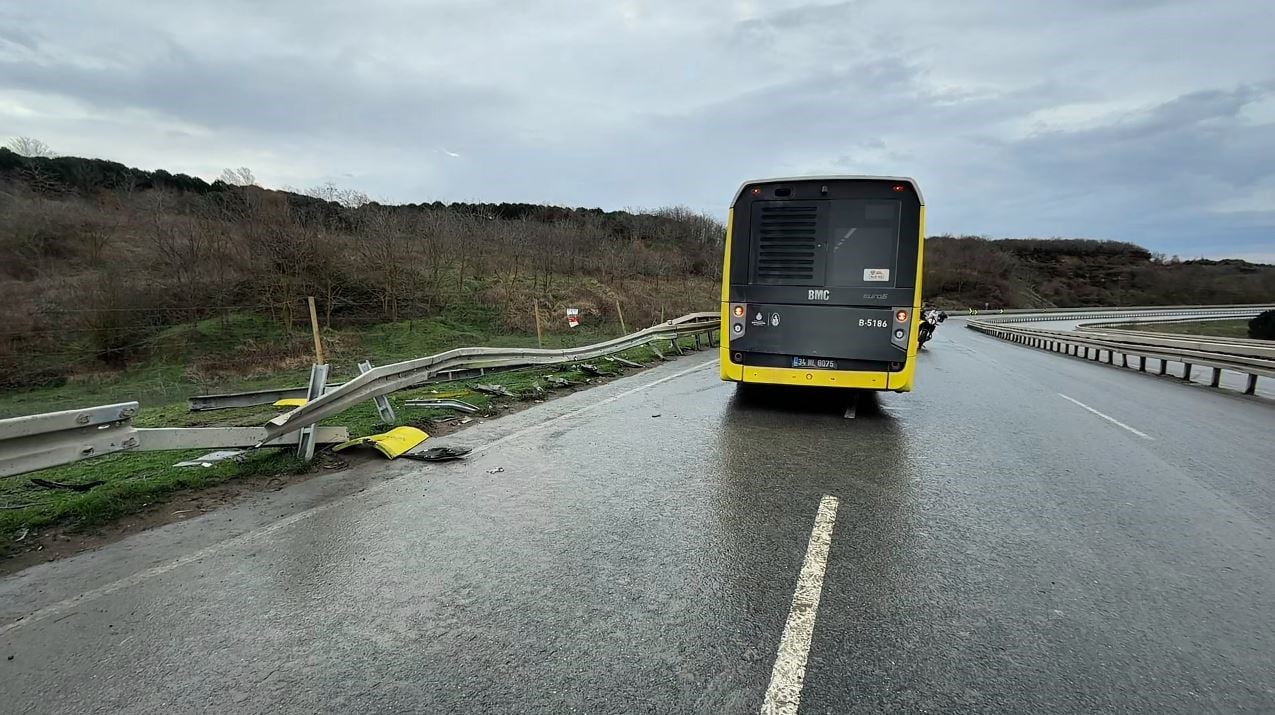 İSTANBUL’UN ARNAVUTKÖY’DE YAPAN İETT HALK OTOBÜSÜ, YAĞIŞ NEDENİYLE KAYGANLAŞAN YOLDA SÜRÜCÜSÜNÜN...