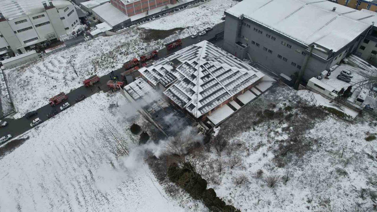 İSTANBUL’UN ARNAVUTKÖY İLÇESİ HADIMKÖY SANAYİ BÖLGESİ’NDE BULUNAN ÜÇ KATLI PLASTİK FABRİKASINDA...