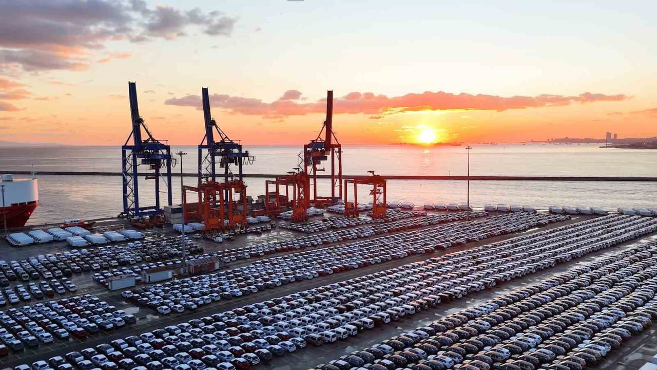 İSTANBUL’UN ÖNEMLİ LOJİSTİK MERKEZLERİNDEN HAYDARPAŞA LİMANI, İTHAL SIFIR OTOMOBİLLERLE DOLDU....