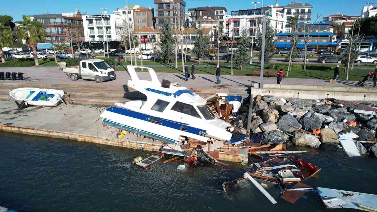İSTANBUL’UN TUZLA İLÇESİNDE DÜN ETKİLİ OLAN ŞİDDETLİ FIRTINA VE SAĞANAK YAĞIŞ, SAHİL KESİMİNDE...