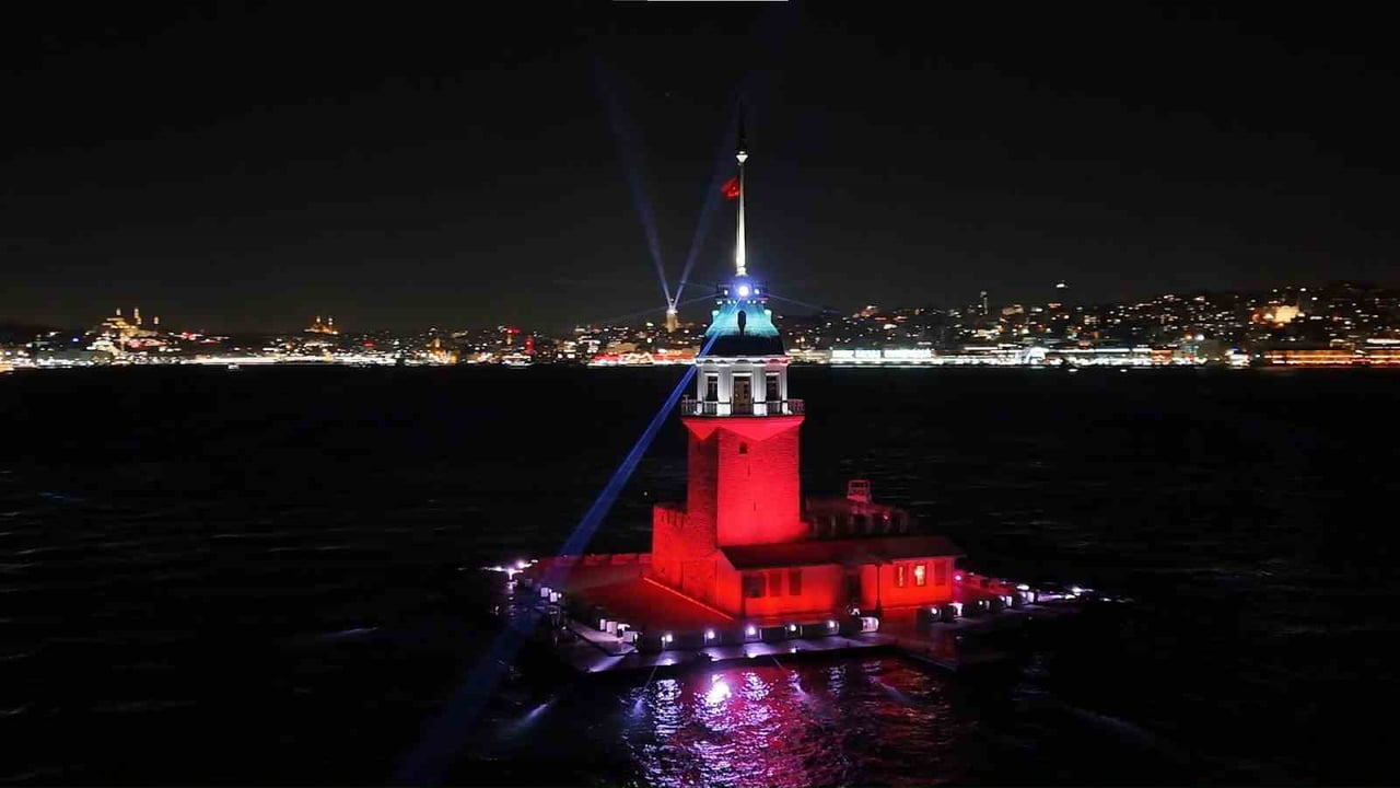 İSTANBUL YENİ YILA GÖRSEL BİR ŞÖLENLE GİRDİ. ÜSKÜDAR’DA BULUNAN TARİHİ KIZ KULESİ, YILBAŞI...