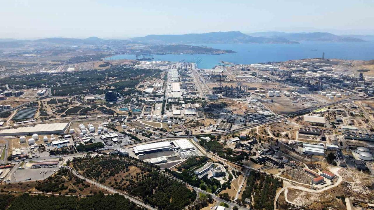 İZMİR'İN ALİAĞA İLÇESİ ÇOK SEKTÖRLÜ EKONOMİK YAPISI SAYESİNDE 2025 YILINDA DA GİRİŞİMCİLİK...