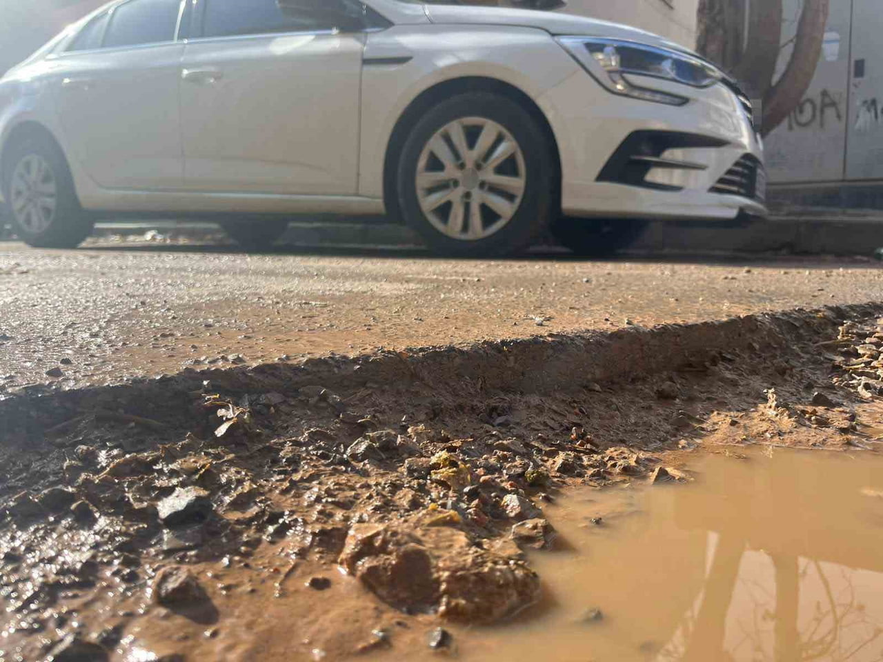 İZMİR'İN BİRÇOK İLÇESİNDE ALTYAPI ÇALIŞMALARI NEDENİYLE KAZILAN VE SADECE KUMLA KAPATILAN YOLLAR...