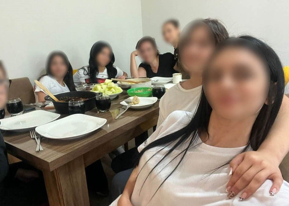 İZMİR'İN BORNOVA İLÇESİNDEKİ BİR MESLEKİ EĞİTİM MERKEZİNDE GÖREVLİ ÖĞRETMENİN, KIZ ÖĞRENCİLERİ...