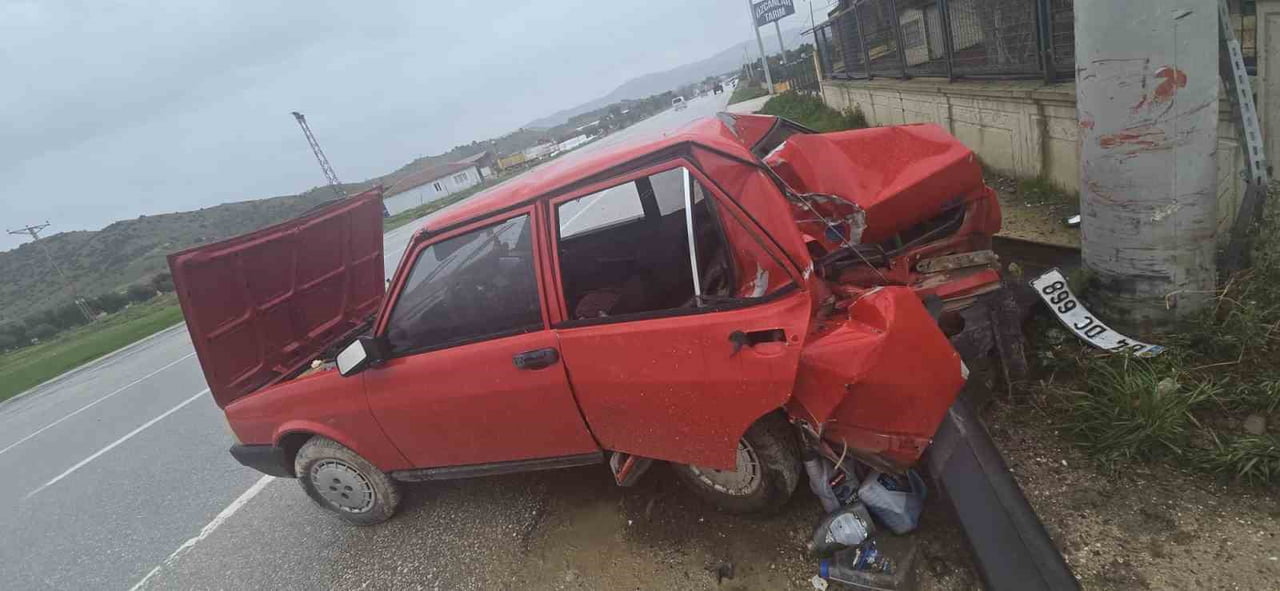 İZMİR'İN ÖDEMİŞ İLÇESİNDE, KONTROLDEN ÇIKAN OTOMOBİLİN YOL KENARINDAKİ BETONA ÇARPMASI SONUCU...