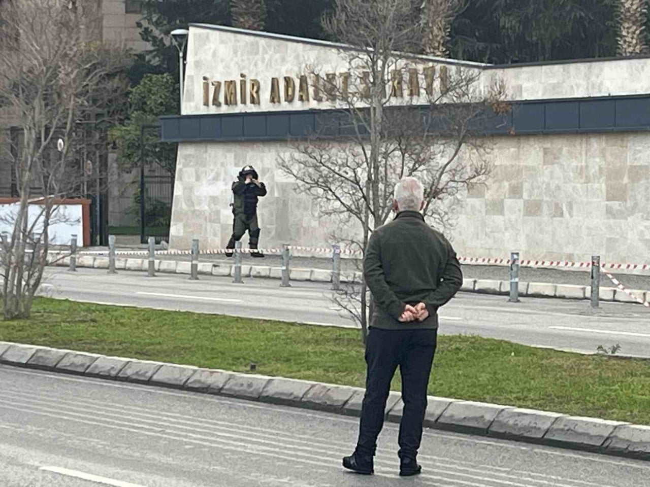 İZMİR BAYRAKLI ADLİYESİ ÖNÜNDE YOL KENARINA BIRAKILMIŞ ŞÜPHELİ PAKET PANİĞE NEDEN OLDU. EMNİYET...