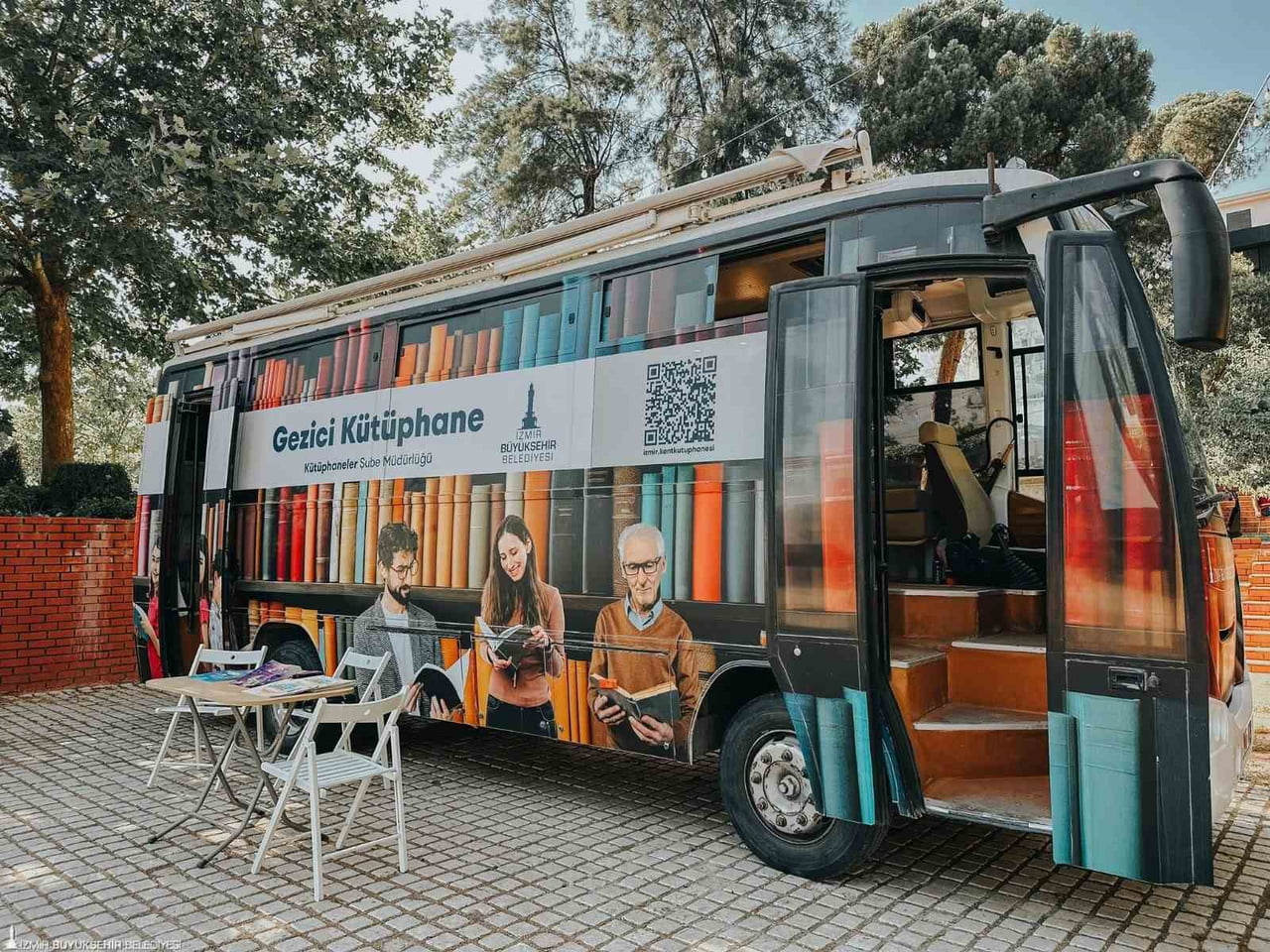 İZMİR BÜYÜKŞEHİR BELEDİYESİ’NİN KENTİN DÖRT BİR YANINDA KİTAPLARI YURTTAŞLARLA BULUŞTURAN GEZİCİ...