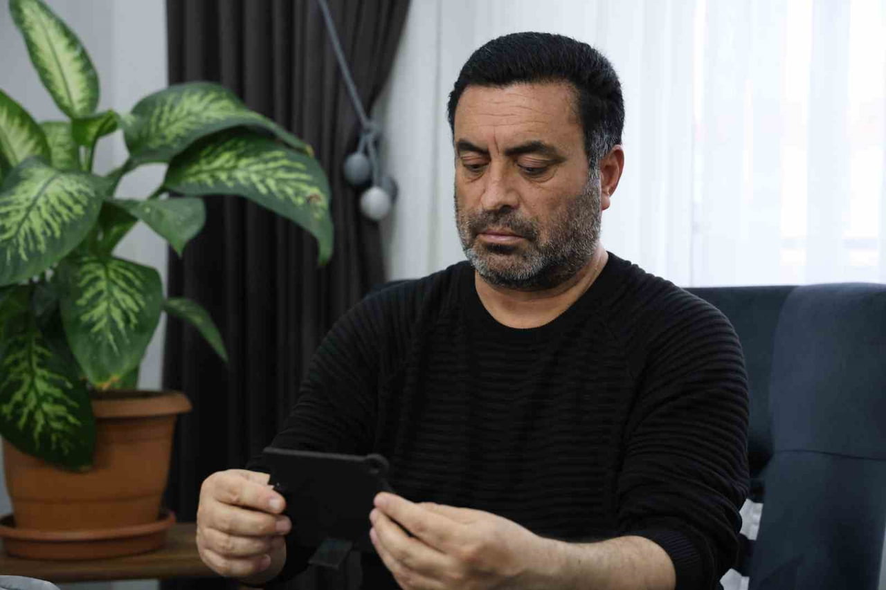 İZMİR’DE HAYATINI SAPLANTILI ARKADAŞI NEDENİYLE KAYBEDEN GÖZDE AKBABA’NIN BABASI OSMAN AKBABA...