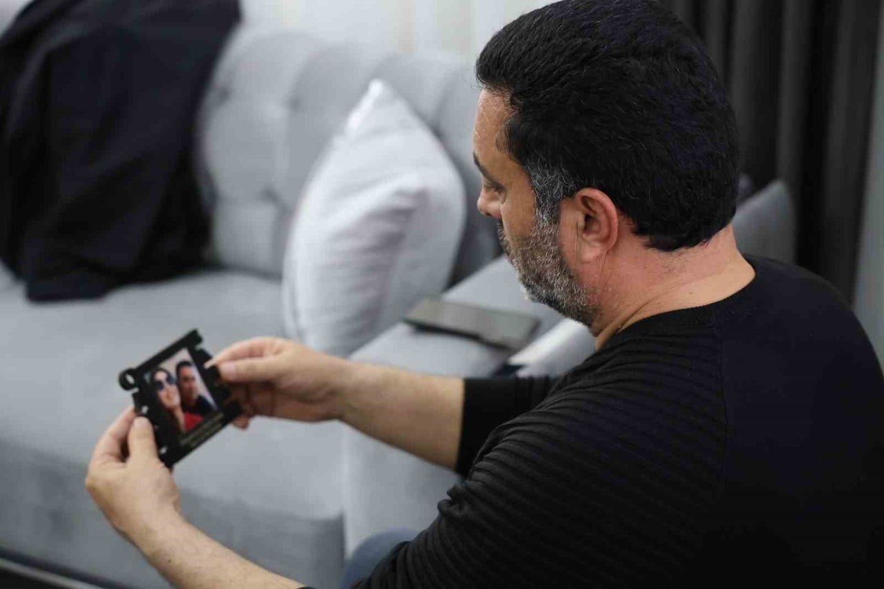 İZMİR’DE HAYATINI SAPLANTILI ARKADAŞI NEDENİYLE KAYBEDEN GÖZDE AKBABA’NIN BABASI OSMAN AKBABA...