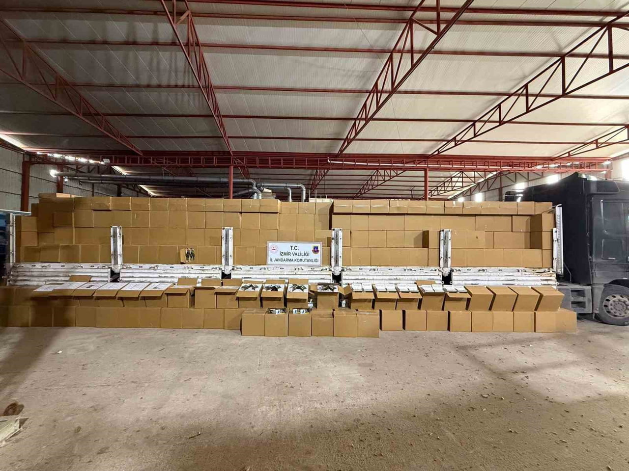 İZMİR’DE JANDARMA EKİPLERİ TARAFINDAN DÜZENLENEN 2 AYRI OPERASYONDA, PİYASA DEĞERİ 7 MİLYON 500...