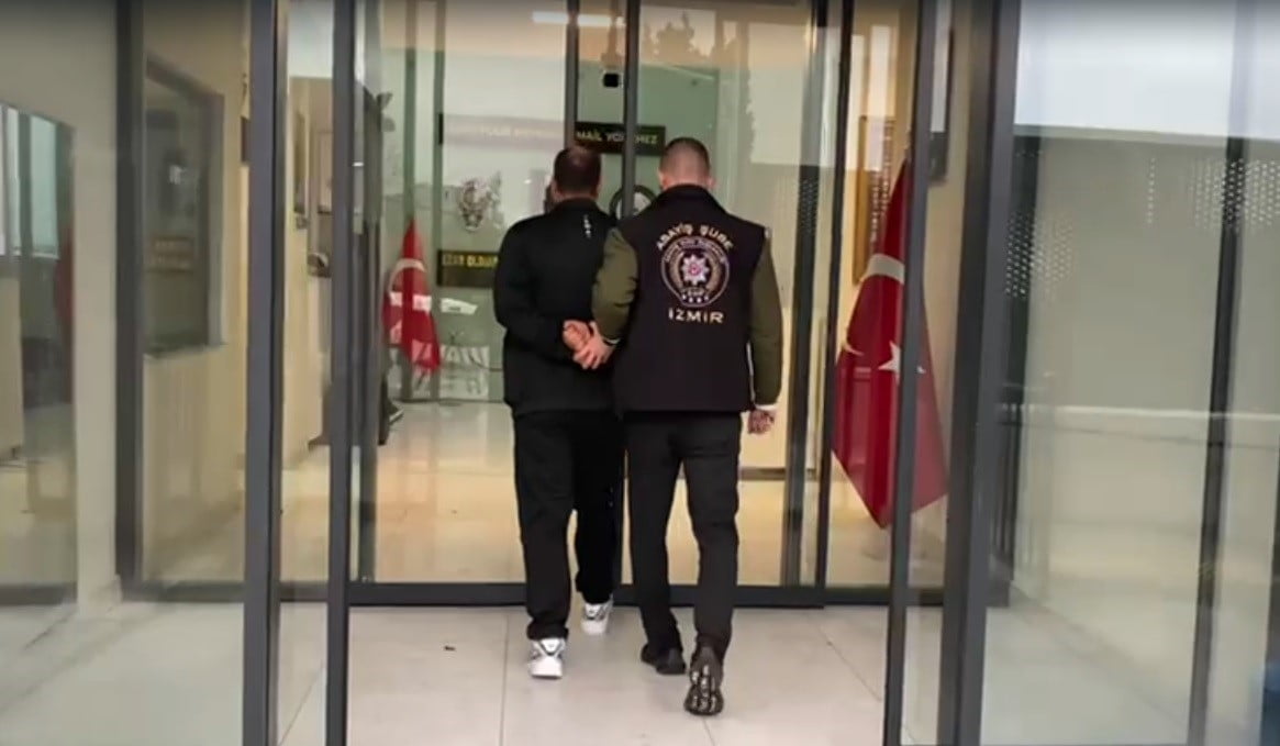 İZMİR’DE POLİS EKİPLERİNİN ARANAN ŞAHISLARA YÖNELİK GERÇEKLEŞTİRDİĞİ ÇALIŞMALARDA, HAKKINDA 27 YIL...