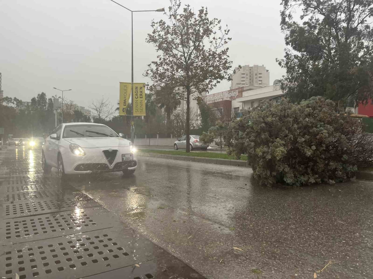 İZMİR’DE SABAH SAATLERİNDE ETKİSİNİ GÖSTEREN KUVVETLİ SAĞANAK YAĞIŞ VE FIRTINA GÜNLÜK YAŞAMI...