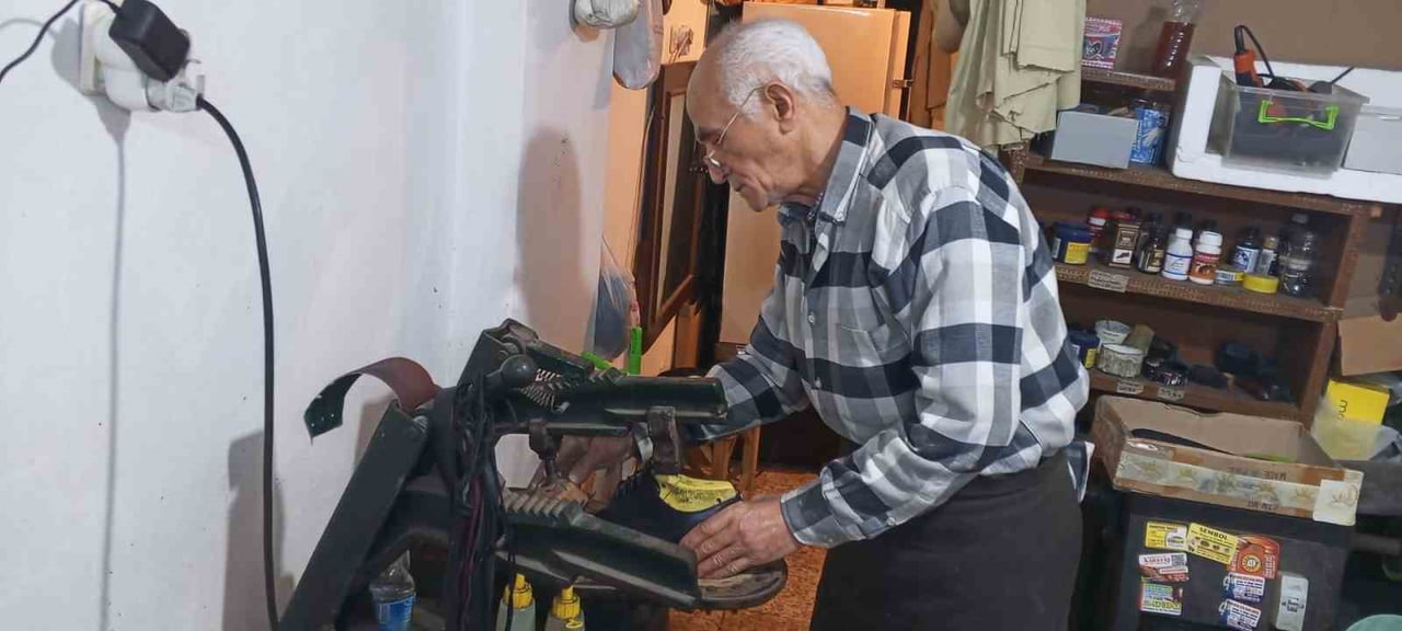 İZMİR’DE YAŞAYAN 76 YAŞINDAKİ HARUN YÜKSEKTEPE, 16 YAŞINDA ÇIRAK OLARAK BAŞLADIĞI AYAKKABI...