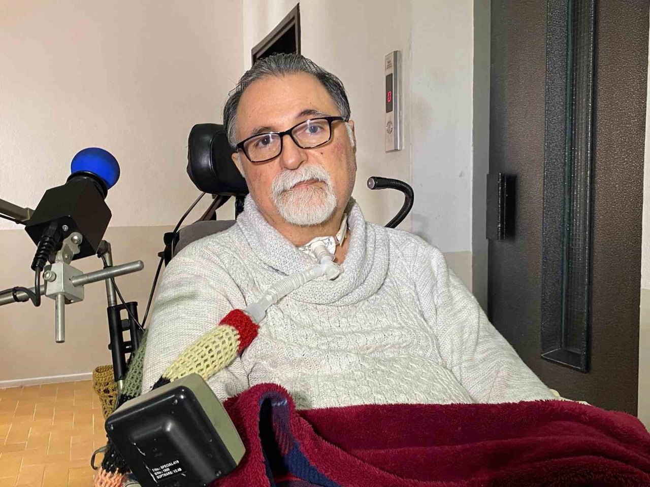 İZMİR’DE YAŞAYAN VE 35 YILDIR ALS HASTALIĞI İLE MÜCADELE EDEN EMEKLİ GÖZ DOKTORU ALPER KAYA...