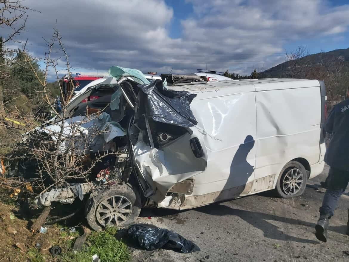 İZMİR’İN BORNOVA İLÇESİNDE BELEDİYE OTOBÜSÜ İLE PANELVANIN ÇARPIŞMASI SONUCU MEYDANA GELEN TRAFİK...