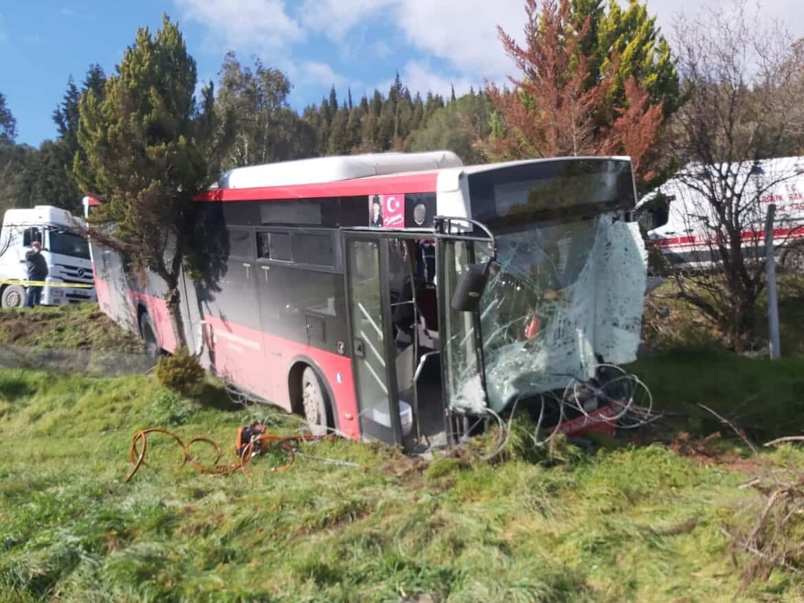 İZMİR’İN BORNOVA İLÇESİNDE BELEDİYE OTOBÜSÜ İLE PANELVANIN ÇARPIŞMASI SONUCU MEYDANA GELEN TRAFİK...