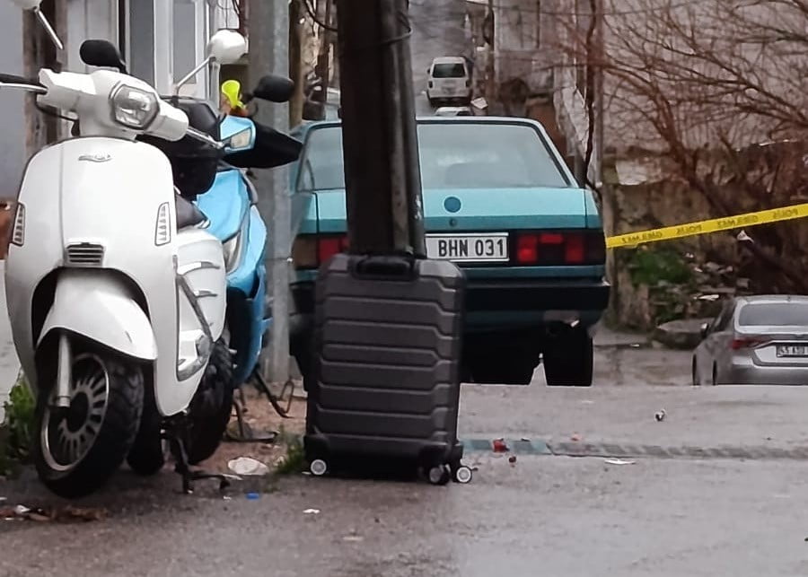 İZMİR’İN BUCA İLÇESİNDE BİR ECZANE ÖNÜNE BIRAKILAN VE KISA SÜRELİ PANİĞE NEDEN OLAN ŞÜPHELİ VALİZ...