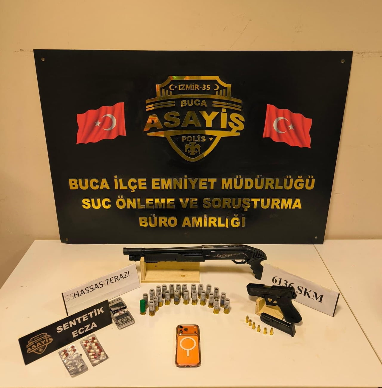 İZMİR’İN BUCA İLÇESİNDE POLİS EKİPLERİ TARAFINDAN BİR ADRESE DÜZENLENEN OPERASYONDA RUHSATSIZ...