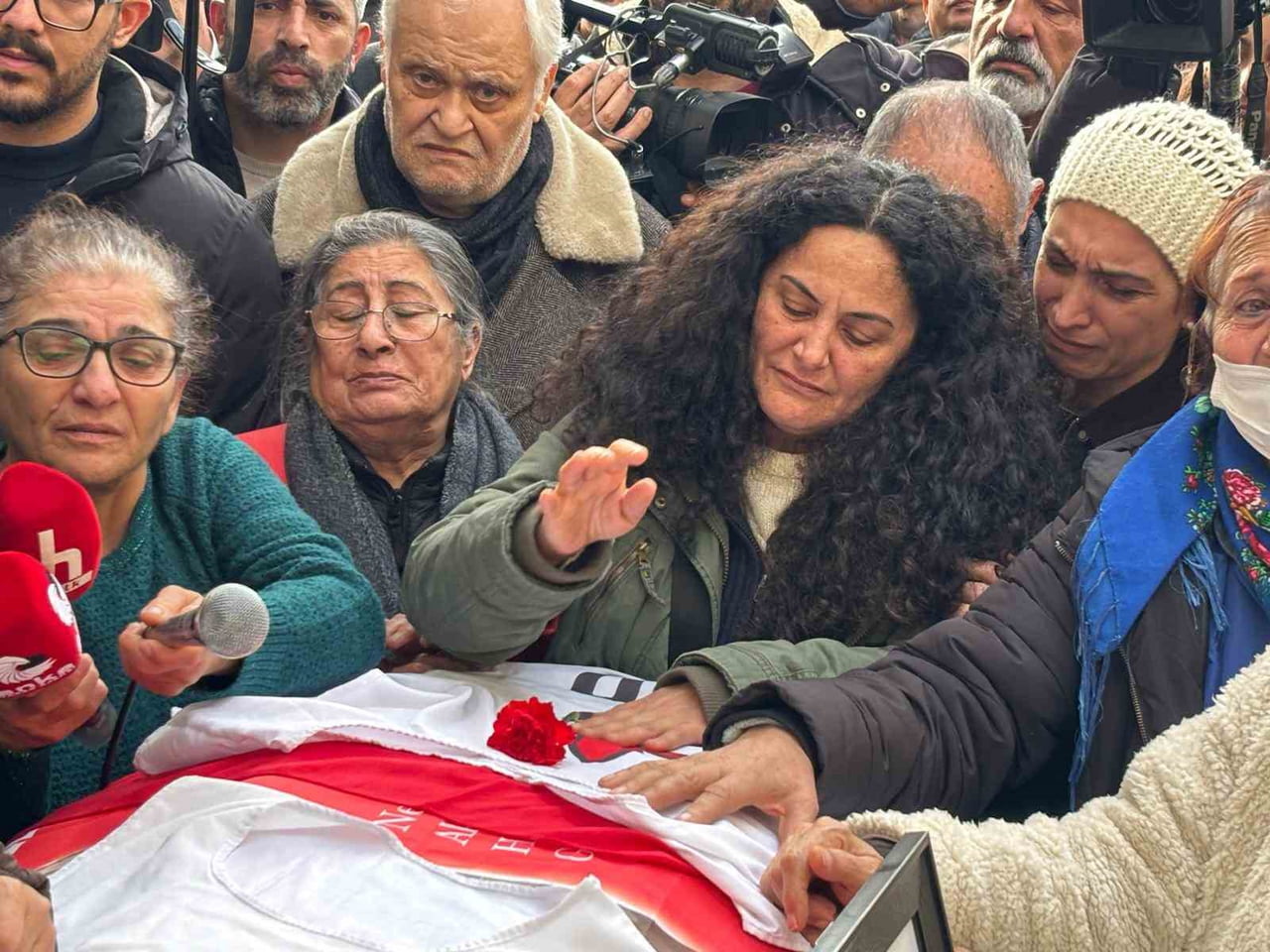 İZMİR’İN ÇİĞLİ İLÇESİNDE UĞRADIĞI SALDIRI SONUCU HAYATINI KAYBEDEN ESKİ İNSAN HAKLARI DERNEĞİ...