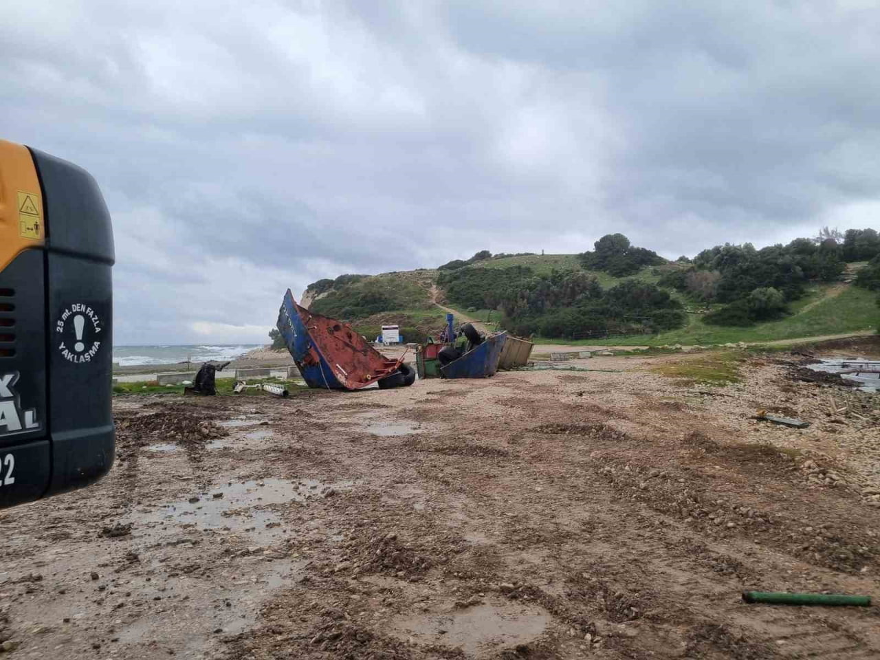 İZMİR’İN DOĞAL GÜZELLİKLERİYLE TANINAN DEMİRCİLİ SAHİLİ’NDE, DENİZİN İÇERİSİNDE "GÖKBEY" İSİMLİ...