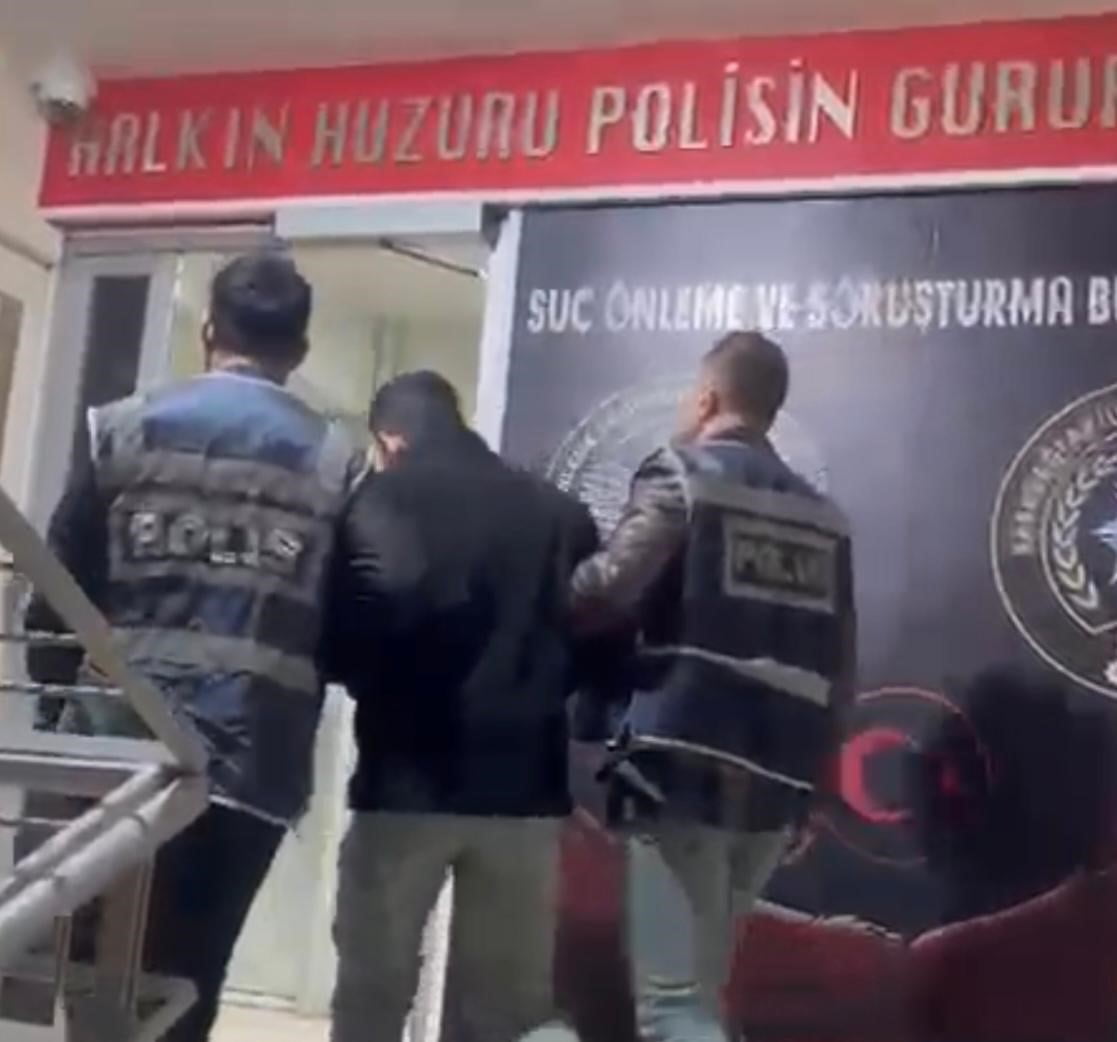 İZMİR’İN KARABAĞLAR İLÇESİNDE, HAKKINDA 14 YIL KESİNLEŞMİŞ HAPİS CEZASI BULUNAN FİRARİ HÜKÜMLÜ...