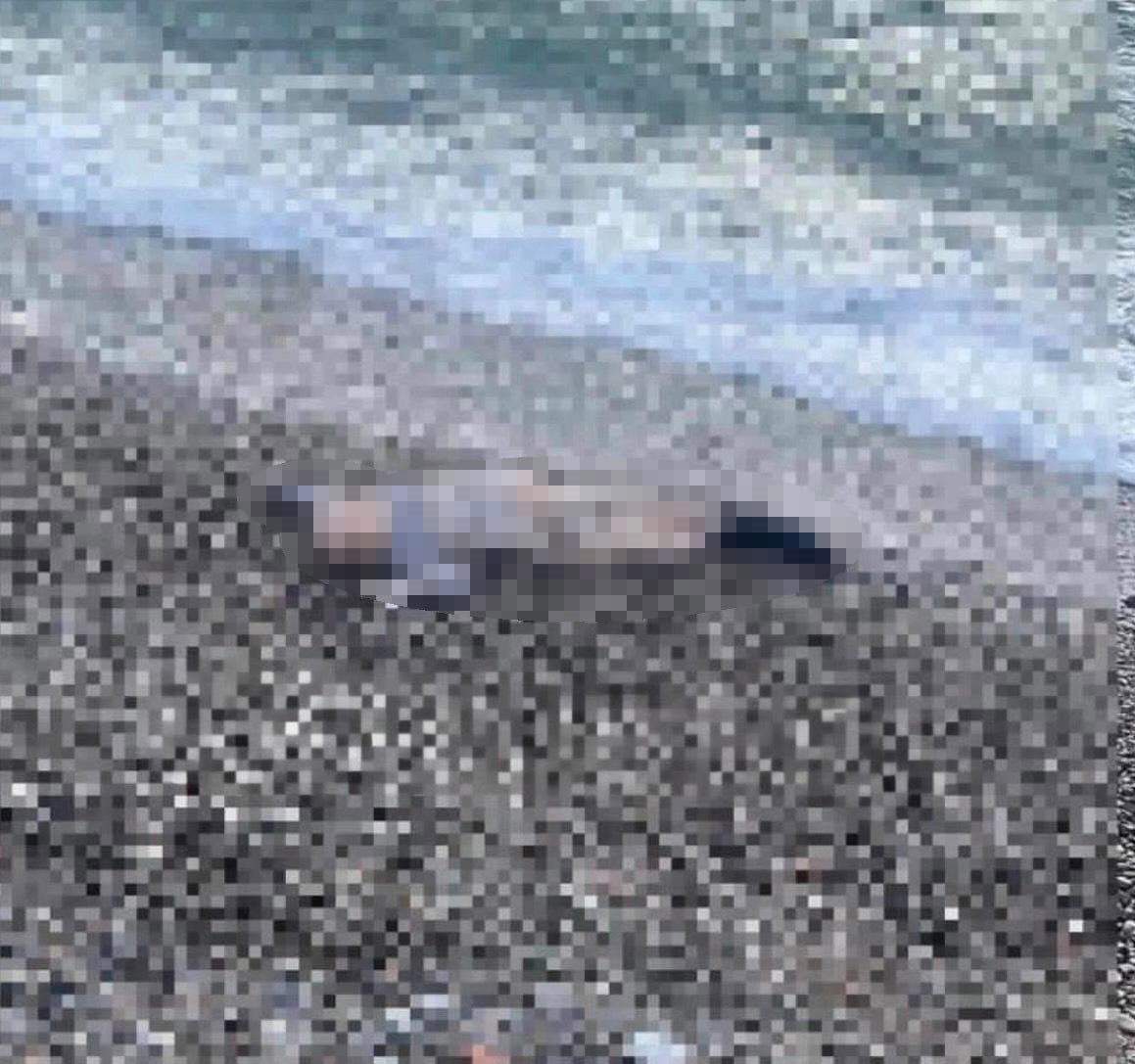 İZMİR’İN KARABURUN İLÇESİNDE SAHİL ŞERİDİNDE 5-6 YAŞLARINDA BİR ERKEK ÇOCUĞUNA AİT CANSIZ BEDEN...