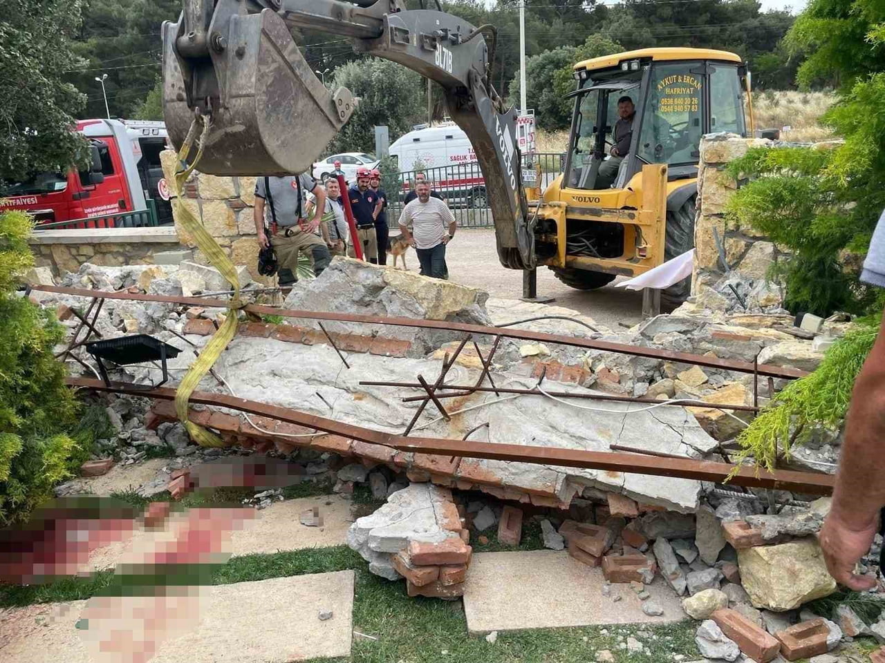 İZMİR’İN MENEMEN İLÇESİNDE, DÜĞÜN SALONU GİRİŞİNDEKİ DEKORATİF KEMERİN DEVRİLMESİ SONUCU DOKTOR...