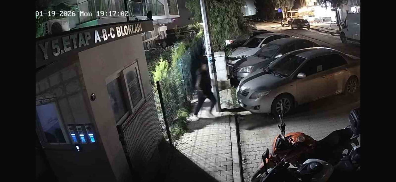 İZMİR’İN MENEMEN İLÇESİNDE ESKİ ERKEK ARKADAŞI TARAFINDAN SİLAHLI SALDIRIYA UĞRAYAN 26 YAŞINDAKİ...