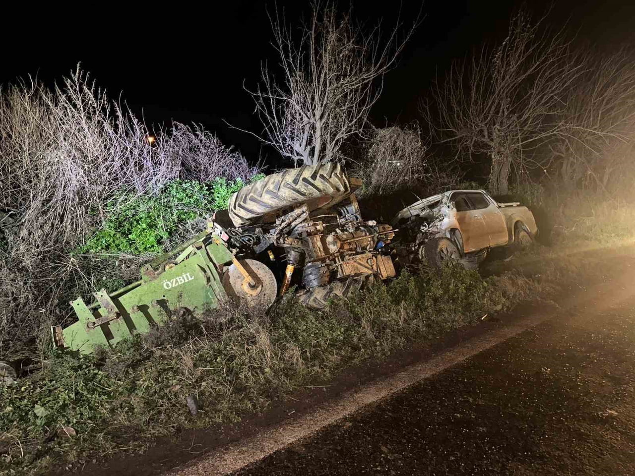 İZMİR’İN ÖDEMİŞ İLÇESİNDE HATALI SOLLAMA SONUCU BİR PİKABIN ÖNÜNDE SEYREDEN TRAKTÖRE ARKADAN...