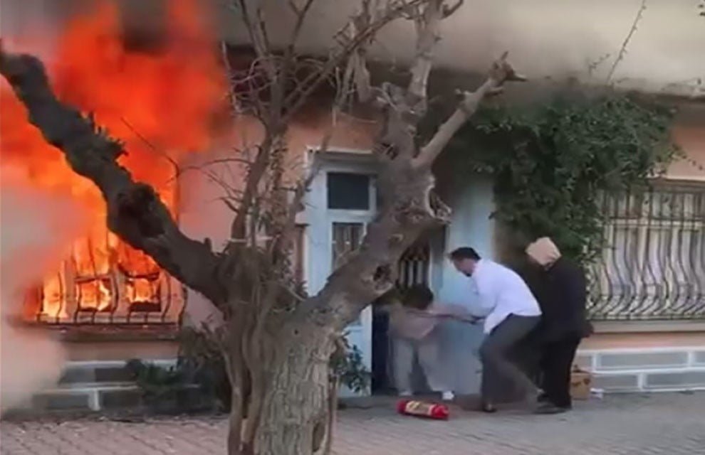 İZMİR’İN SEFERİHİSAR İLÇESİNDE TEK KATLI KERPİÇ EVDE ÇIKAN YANGINDA CAN PAZARI YAŞANDI. EVDEKİ...