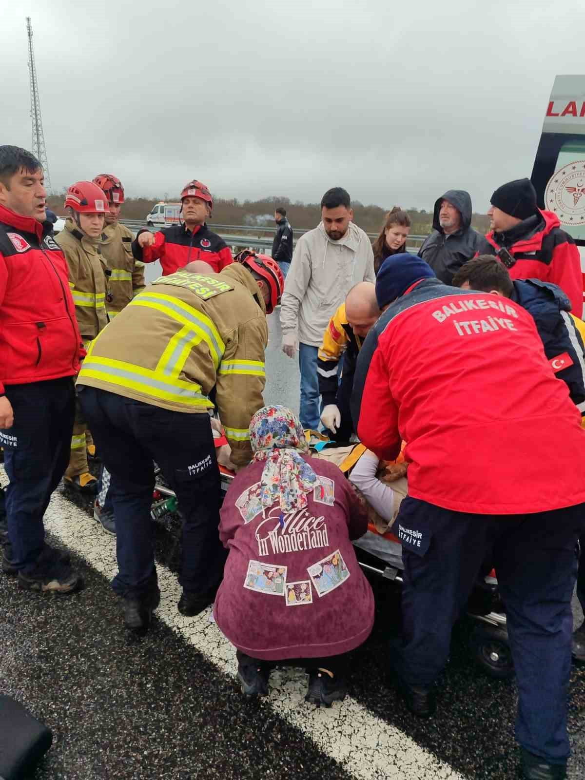 İZMİR-İSTANBUL OTOYOLU'NDA 12 ARACIN KARIŞTIĞI ZİNCİRLEME TRAFİK KAZASINDA 1 KİŞİ HAYATINI...
