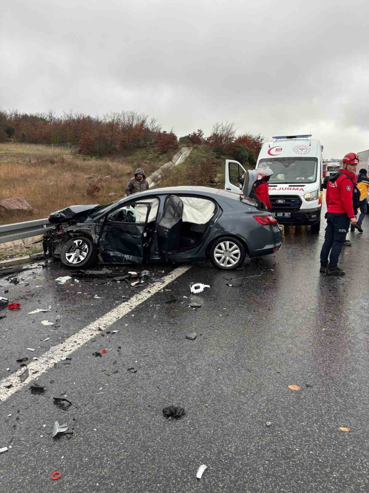İZMİR-İSTANBUL OTOYOLU'NDA 12 ARACIN KARIŞTIĞI ZİNCİRLEME TRAFİK KAZASINDA 1 KİŞİ HAYATINI...